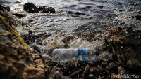 Perlu diketahui Pantai Cilincing sering kali dipenuhi sampah plastik yang merupakan kiriman dari air pasang laut. Biasanya air pasang laut itu membawa sampah plastik dan menempel di bibir pantai. Kawasan Teluk Jakarta telah tercemar dari berbagai sampah dan limbah.  