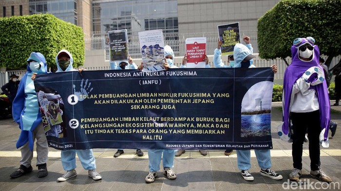 'Hiu' hingga 'Lumba-lumba' Geruduk Kedubes Jepang, Ada Apa? Aksi menolak pembuangan limbah nuklir Fukushima ke Samudera Pasifik juga digelar di Jakarta. Dalam aksi itu, sejumlah aktivis tampak kenakan kostum biota laut.