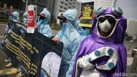 Dalam aksi tersebut sejumlah aktivis tampak mengenakan kostum biota laut.