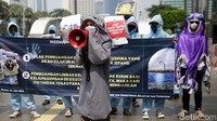 Oleh karena itu, dalam aksi unjuk rasa tersebut sejumlah aktivis mengenakan kostum biota laut karena biota-biota laut itu yang berdampak langsung bila limbah nuklir dibuang ke laut.