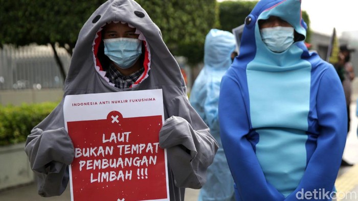 'Hiu' hingga 'Lumba-lumba' Geruduk Kedubes Jepang, Ada Apa? Aksi menolak pembuangan limbah nuklir Fukushima ke Samudera Pasifik juga digelar di Jakarta. Dalam aksi itu, sejumlah aktivis tampak kenakan kostum biota laut.