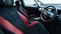 Lanjut ke bagian interior, Honda menawarkan dua pilihan warna, yakni hitam kombinasi merah Bordeaux atau hitam saja. Jok depan merupakan kombinasi jok kulit asli dan Lux Suede dengan jahitan Modulo X. Foto: Dok. Honda