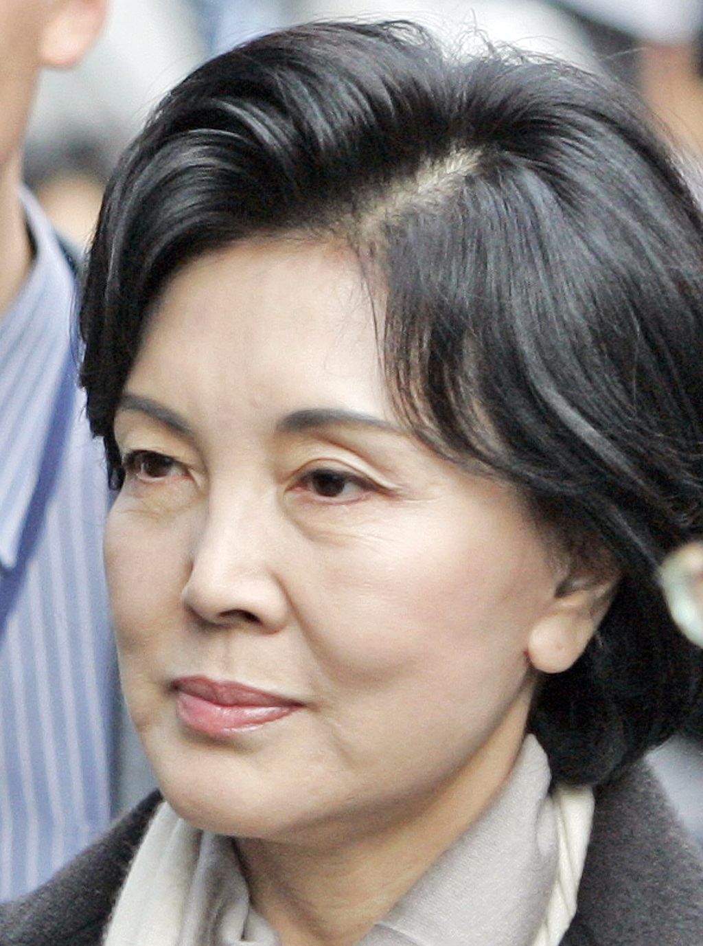 Hong Ra-hee, a wife of Samsung Group Chairman Lee Kun-hee and also head of the Leeum Samsung Museum of Art, arrives for questioning at the special prosecutor's office in Seoul, South Korea, Wednesday, April 2, 2008. Special prosecutors probing alleged corruption at Samsung Group plan to summon the wife of the conglomerate's chairman for questioning, news reports said Tuesday. (AP Photo/ Lee Jin-man)