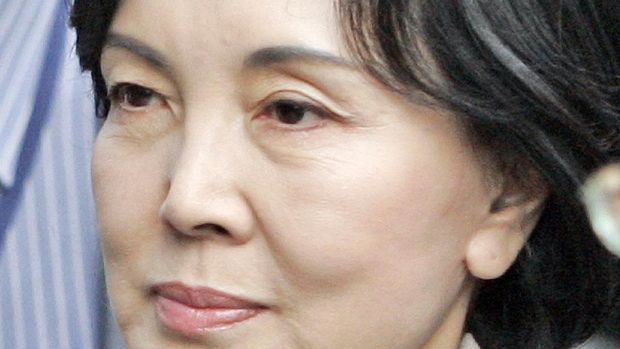 Hong Ra-hee, a wife of Samsung Group Chairman Lee Kun-hee and also head of the Leeum Samsung Museum of Art, arrives for questioning at the special prosecutor's office in Seoul, South Korea, Wednesday, April 2, 2008. Special prosecutors probing alleged corruption at Samsung Group plan to summon the wife of the conglomerate's chairman for questioning, news reports said Tuesday. (AP Photo/ Lee Jin-man)