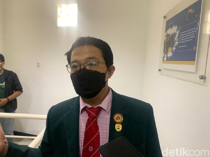 dr Soetrisno, Ketua IDI Jatim usai acara Restorasi Humanisme Pendidikan Kedokteran di Kantor DPW NasDem Jatim, Selasa (8/6/2021).