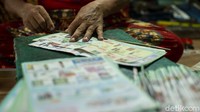 Miniatur Monas tersebut dibuat dari kertas yang didapat dari warga, kertas tersebut seperti koran, majalah, hingga brosur.