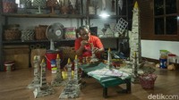Selain membuat miniatur monas, Sugito juga membuat kotak tisu, tempat buah, lampu hias, piring, keranjang, toples kotak perhiasan dan lain-lain.