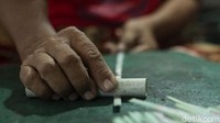 Bahan bakunya terbuat dari kertas, lem, pernis dan pewarna.