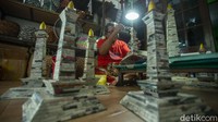 Dalam satu hari Sugito bisa membuat hingga 5 buah miniatur Monas.