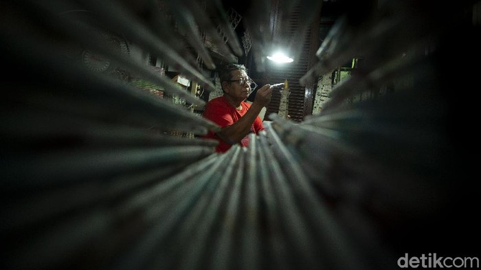 Sugito (68), warga Pesanggerahan, Jakarta Selatan, menggeluti usaha pembuatan miniatur Monas dari kertas. Yuk lihat proses pembuatannya.