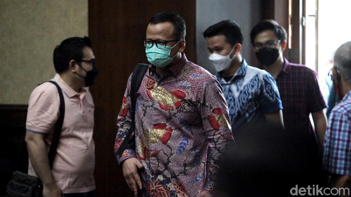 Eks Menteri Kelautan dan Perikanan, Edhy Prabowo jalani sidang lanjutan kasus suap ekspor benih lobster. Dalam sidang itu, Edhy Prabowo didampingi sang istri.