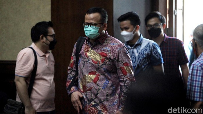 Jalani Sidang Lanjutan, Edhy Prabowo Didampingi Istri Eks Menteri Kelautan dan Perikanan, Edhy Prabowo jalani sidang lanjutan kasus suap ekspor benih lobster. Dalam sidang itu, Edhy Prabowo didampingi sang istri.