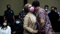 Dalam sidang tersebut, sang istri yang juga merupakan anggota DPR RI Iis Rosita Dewi tampak setia hadir mendampingi Edhy.  