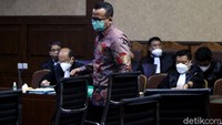Edhy dkk didakwa menerima uang suap yang totalnya mencapai Rp 25,7 miliar dari pengusaha eksportir benih bening lobster (BBL) atau benur.   