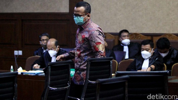 Eks Menteri Kelautan dan Perikanan, Edhy Prabowo jalani sidang lanjutan kasus suap ekspor benih lobster. Dalam sidang itu, Edhy Prabowo didampingi sang istri.