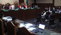 Jaksa mengatakan uang suap diterima Edhy dari beberapa tangan anak buahnya.