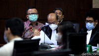 Dalam sidang dakwaan Edhy, nama Betty Elista juga disebut sebagai salah satu pihak penerima aliran dana. Dia disebut menerima total Rp 15 juta.