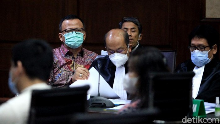Eks Menteri Kelautan dan Perikanan, Edhy Prabowo jalani sidang lanjutan kasus suap ekspor benih lobster. Dalam sidang itu, Edhy Prabowo didampingi sang istri.