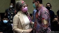 Mantan Menteri Kelautan dan Perikanan Edhy Prabowo didampingi sang istri Iis Rosita Dewi saat menjalani sidang lanjutan kasus suap ekspor benih lobster, Jakarta, Selasa (8/6/2021).