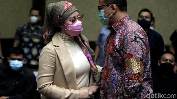 Jalani Sidang Lanjutan, Edhy Prabowo Didampingi Istri Eks Menteri Kelautan dan Perikanan, Edhy Prabowo jalani sidang lanjutan kasus suap ekspor benih lobster. Dalam sidang itu, Edhy Prabowo didampingi sang istri.