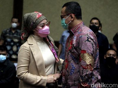 Jalani Sidang Lanjutan, Edhy Prabowo Didampingi Istri