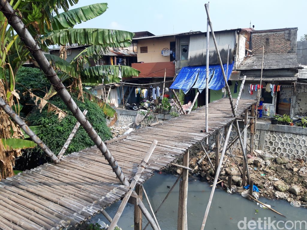 Jembatan penyeberangan orang (JPO) bambu reyot di Kampung Rawa Barat dan Kamung Rawa Timur, Kebon Jeruk, Jakarta Barat, 8 Juni 2021. (Rakha Ariyanto Darmawan/detikcom)