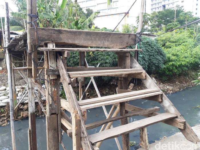 Jembatan penyeberangan orang (JPO) bambu reyot di Kampung Rawa Barat dan Kamung Rawa Timur, Kebon Jeruk, Jakarta Barat, 8 Juni 2021. (Rakha Ariyanto Darmawan/detikcom)