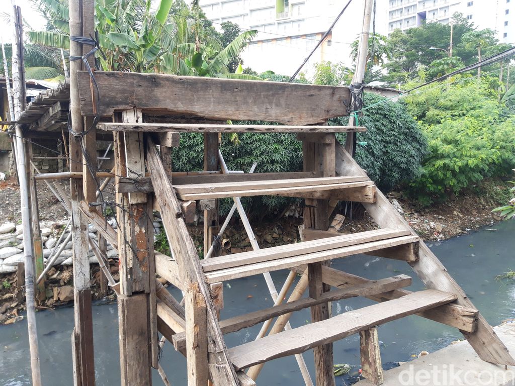 Jembatan penyeberangan orang (JPO) bambu reyot di Kampung Rawa Barat dan Kamung Rawa Timur, Kebon Jeruk, Jakarta Barat, 8 Juni 2021. (Rakha Ariyanto Darmawan/detikcom)