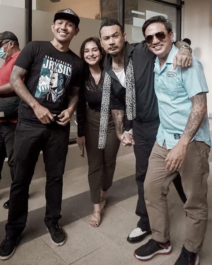 Jerinx usai bebas dari Lapas Kelas IIA Kerobokan. Jerinx usai bebas dari Lapas Kelas IIA Kerobokan.