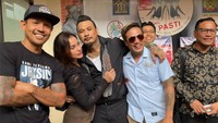 Momen Jerinx dijemput oleh rekan satu SID lain yakni Boby dan Eka. Foto: dok. Istimewa