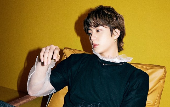 Talkshow ‘Too Much Information News’ mengumpulkan sejumlah spesialis bedah plastik untuk bergabung dalam sebuah panel. Mereka pun menyebutkan tujuh artis pria Korea Selatan yang wajah tampannya paling banyak diminati pasien operasi plastik.  Foto: dok. Big Hit Entertainment