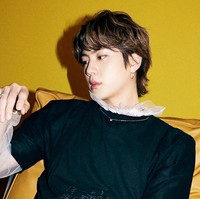 Talkshow ‘Too Much Information News’ mengumpulkan sejumlah spesialis bedah plastik untuk bergabung dalam sebuah panel. Mereka pun menyebutkan tujuh artis pria Korea Selatan yang wajah tampannya paling banyak diminati pasien operasi plastik.  Foto: dok. Big Hit Entertainment