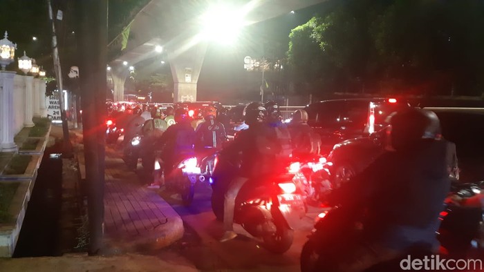 Jl Kapten P Tendean-Jl Wolter Monginsidi macet gegara galian manhole, 8 Juni 2021, 19.00 WIB. (Danu Damarjati/detikcom)
