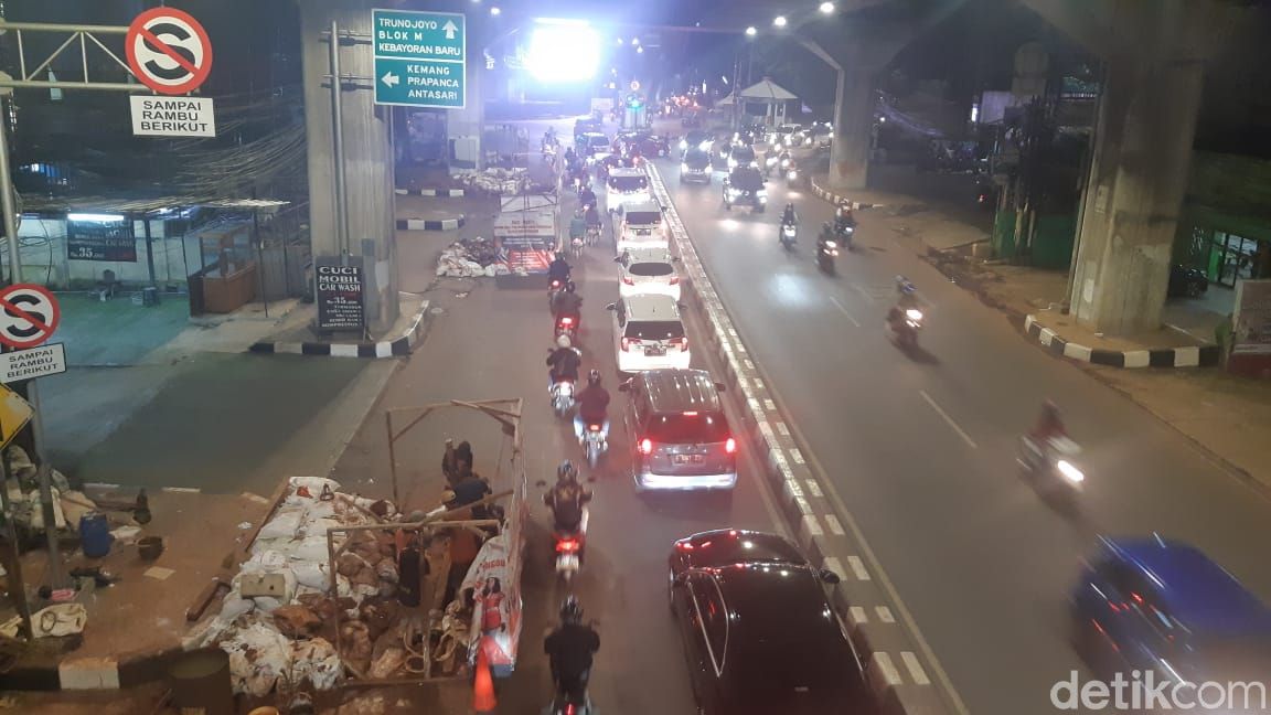 Jl Kapten P Tendean-Jl Wolter Monginsidi macet gegara galian manhole, 8 Juni 2021, 19.00 WIB. (Danu Damarjati/detikcom)