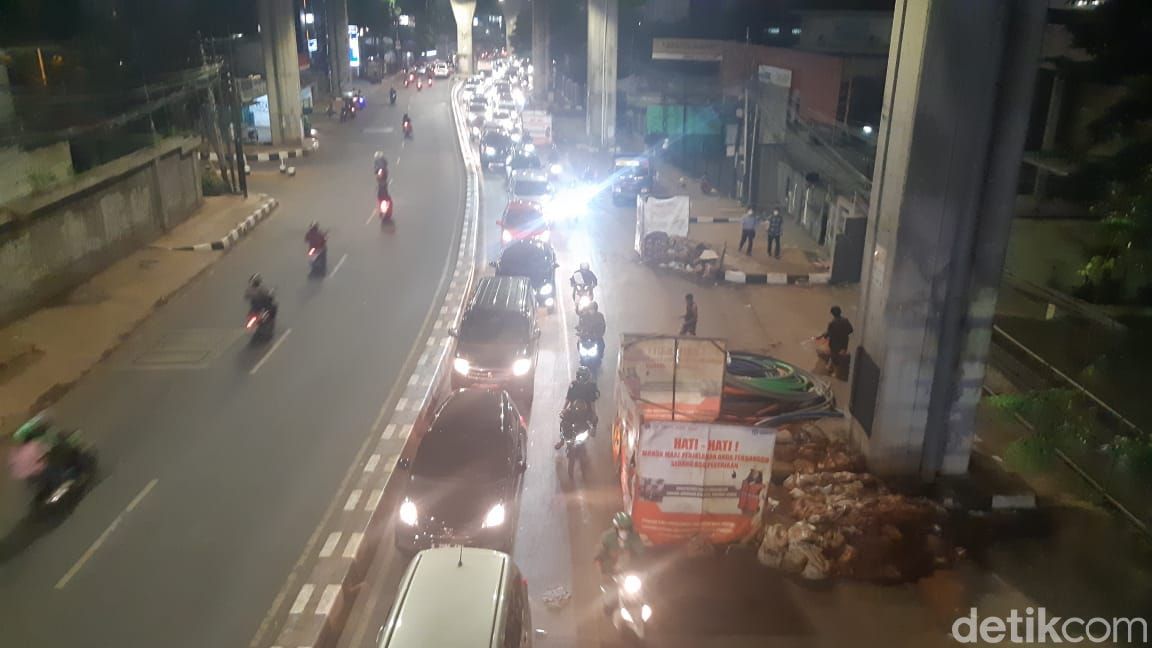 Jl Kapten P Tendean-Jl Wolter Monginsidi macet gegara galian manhole, 8 Juni 2021, 19.00 WIB. (Danu Damarjati/detikcom)