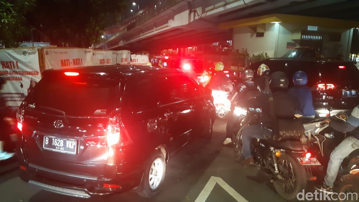 Jl Kapten P Tendean-Jl Wolter Monginsidi macet gegara galian manhole, 8 Juni 2021, 19.00 WIB. (Danu Damarjati/detikcom)