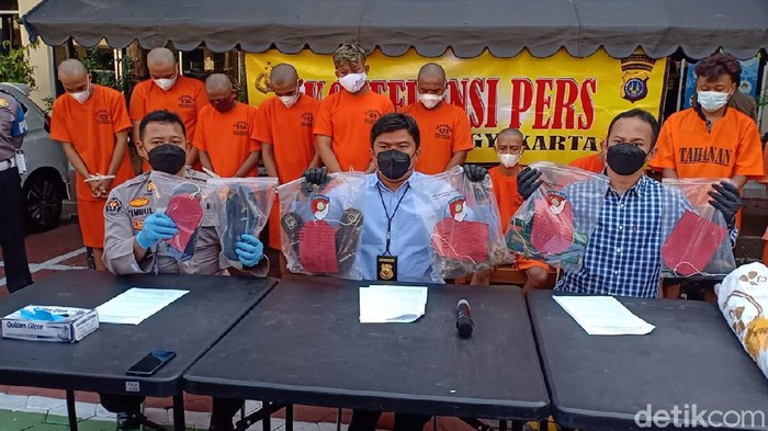 Jumpa pers kasus pengeroyokan yang menewaskan seorang pemuda di Pasar Serangan, Worobrajan, di Mapolresta Yogyakarta, Selasa (8/6/2021).