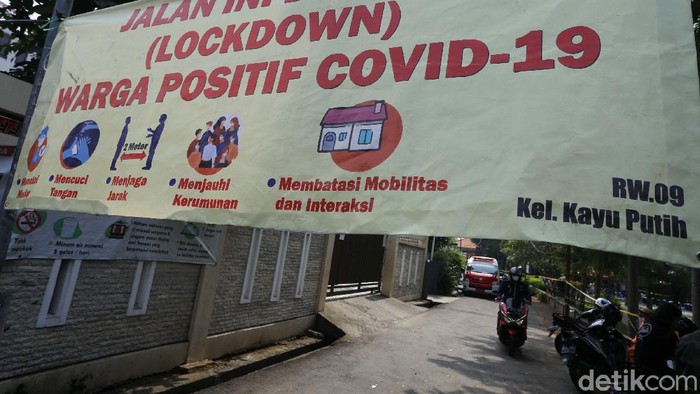 Micro lockdown diberlakukan di RT 11 Jalan Gereja, Kelurahan Kayu Putih, setelah 22 warganya positif COVID-19. Pelacakan riwayat terus dilakukan dengan tes swab.