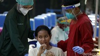 Tes swab dilakukan oleh enam petugas dari Puskesmas Kecamatan Pulogadung, Jakarta Timur.