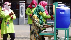 Micro lockdown diberlakukan di RT 11 Jalan Gereja, Kelurahan Kayu Putih, Jakarta, usai 22 warganya positif COVID-19. Pelacakan terus dilakukan dengan tes swab.