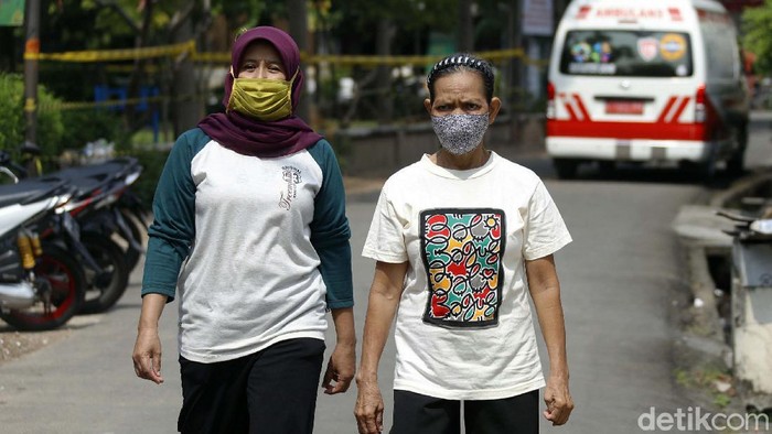 Micro lockdown diberlakukan di RT 11 Jalan Gereja, Kelurahan Kayu Putih, setelah 22 warganya positif COVID-19. Pelacakan riwayat terus dilakukan dengan tes swab.