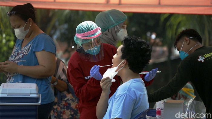Micro lockdown diberlakukan di RT 11 Jalan Gereja, Kelurahan Kayu Putih, setelah 22 warganya positif COVID-19. Pelacakan riwayat terus dilakukan dengan tes swab.