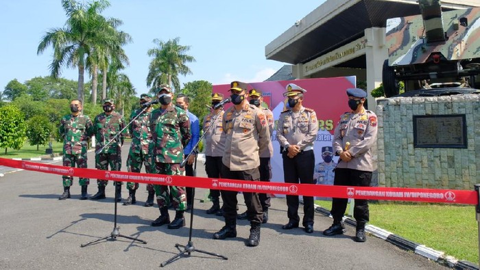 Kapolda Jateng dan Pangdam IV Diponegoro memberikan keterangan soal penanganan Corona di Kudus, Selasa (8/6/2021).