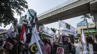 Aksi unjuk rasa itu digelar usai pemerintah Indonesia umumkan tak memberangkatkan jemaah haji 2021.