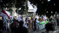 Sementara itu, keputusan pemerintah Indonesia tak memberangkatkan jemaah haji 2021 tertuang dalam Keputusan Menag No 660 Tahun 2021 tentang Pembatalan Keberangkatan Jemaah Haji pada Penyelenggaraan Ibadah Haji Tahun 1442 Hijriah/2021 Masehi. Menteri Agama Yaqut Cholil Qoumas mengungkap pemerintah memutuskan tidak memberangkatkan jemaah haji Indonesia 1442 H/2021 M demi keselamatan jemaah. Diketahui, kasus harian di Indonesia pada 26-31 Mei, rata-rata masih di atas angka 5.000 kasus.  