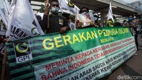 Namun, dalam aksi unjuk rasa yang dilakukan di depan kantor Kudataan Besar Arab Saudi massa aksi tampak membawa spanduk bertuliskan Meminta kepada Kerajaan Arab Saudi tegas mengakui bahwa Indonesia tidak mendapatkan kuota haji tahun ini.  