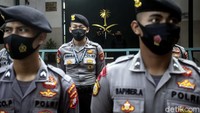 Sejumlah petugas kepolisian tampak bersiaga di area sekitar kantor Kedutaan Besar Arab Saudi saat massa menggelar aksi unjuk rasa.