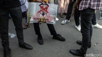 Massa pun meminta Kerajaan Arab Saudi melakukan evaluasi dan memberikan peringatan keras Kedubes Arab Saudi di Indonesia karena dinilai tidak komunikatif terutama terkait kuota haji dan berpotensi membuat gaduh hubungan negara Indonesia dan Arab Saudi dengan membuat surat resmi ke lembaga legislatif RI diluar koridor diplomatik.