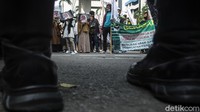 Massa dari Gerakan Pemuda Islam (GPI) menggelar aksi unjuk rasa di depan kantor Kedutaan Besar (Kedubes) Arab Saudi di Jakarta, Selasa (8/6/2021).