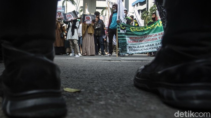 Kedubes Arab Saudi Didemo Imbas RI Tak Berangkatkan Haji Tahun Ini Kedubes Arab Saudi di Jakarta jadi sasaran aksi unjuk rasa warga usai pemerintah Indonesia umumkan tak berangkatkan jemaah Indonesia untuk ibadah haji 2021.